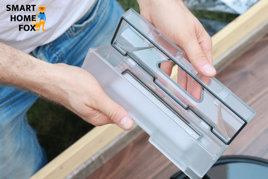 Opening the Roborock S6 MaxV’s mobile dirt container